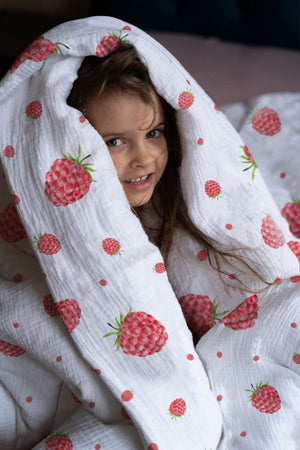 LESLIS Kinderbettwäsche „Himbeeren" – Mädchen im Kinderbett, Himbeer-Motiv im Detail