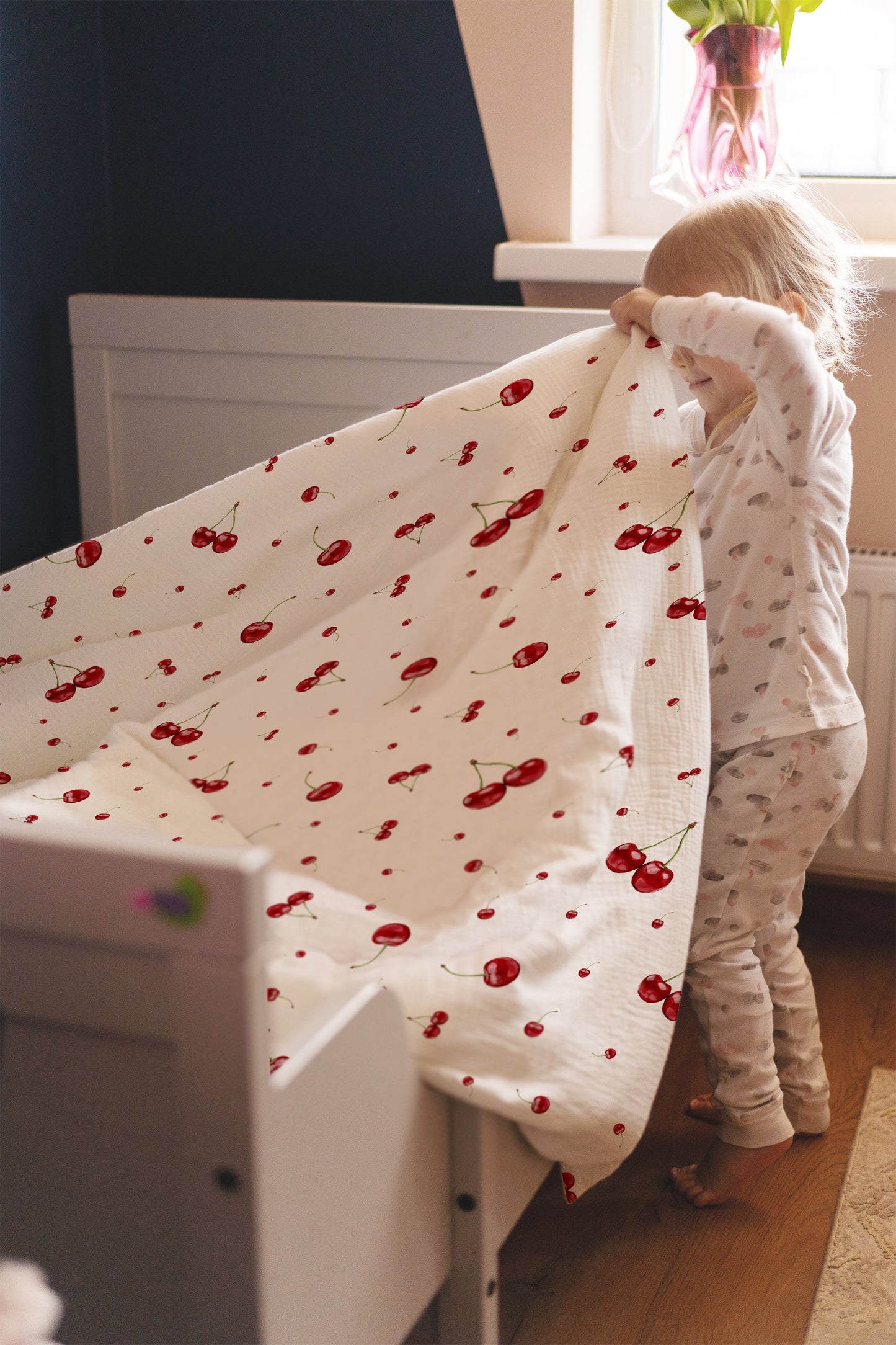 Mädchen entspannt im Bett mit Kirschen-Kinderbettwäsche „Kirschen"
