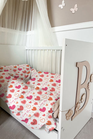 Kind kuschelt sich in die weiche Kinderbettwäsche „I love you" mit verspieltem Herzen-Design