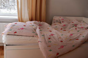 Kinder im Bett mit Kinderbettwäsche „Flamingo", Flamingos und Wassermelonen