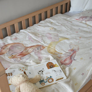 Kinder im Bett mit Einhorn-Kinderbettwäsche „Sternen Einhorn"