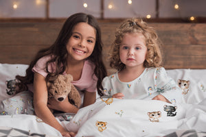 LESLIS Kinderbettwäsche „Katzen" – Kind im Bett mit bezogener Bettdecke
