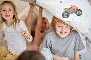 LESLIS Kinderbettwäsche „Quads" – Kind im Kinderbett, Quad-Motiv im Detail
