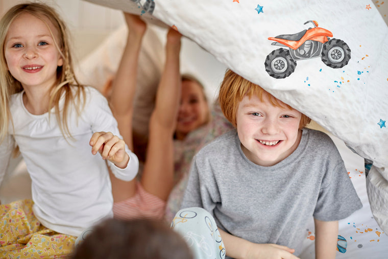 LESLIS Kinderbettwäsche „Quads" – Kind im Kinderbett, Quad-Motiv im Detail