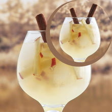 Klares Cocktailglas mit bauchiger Form für moderne Tischkultur