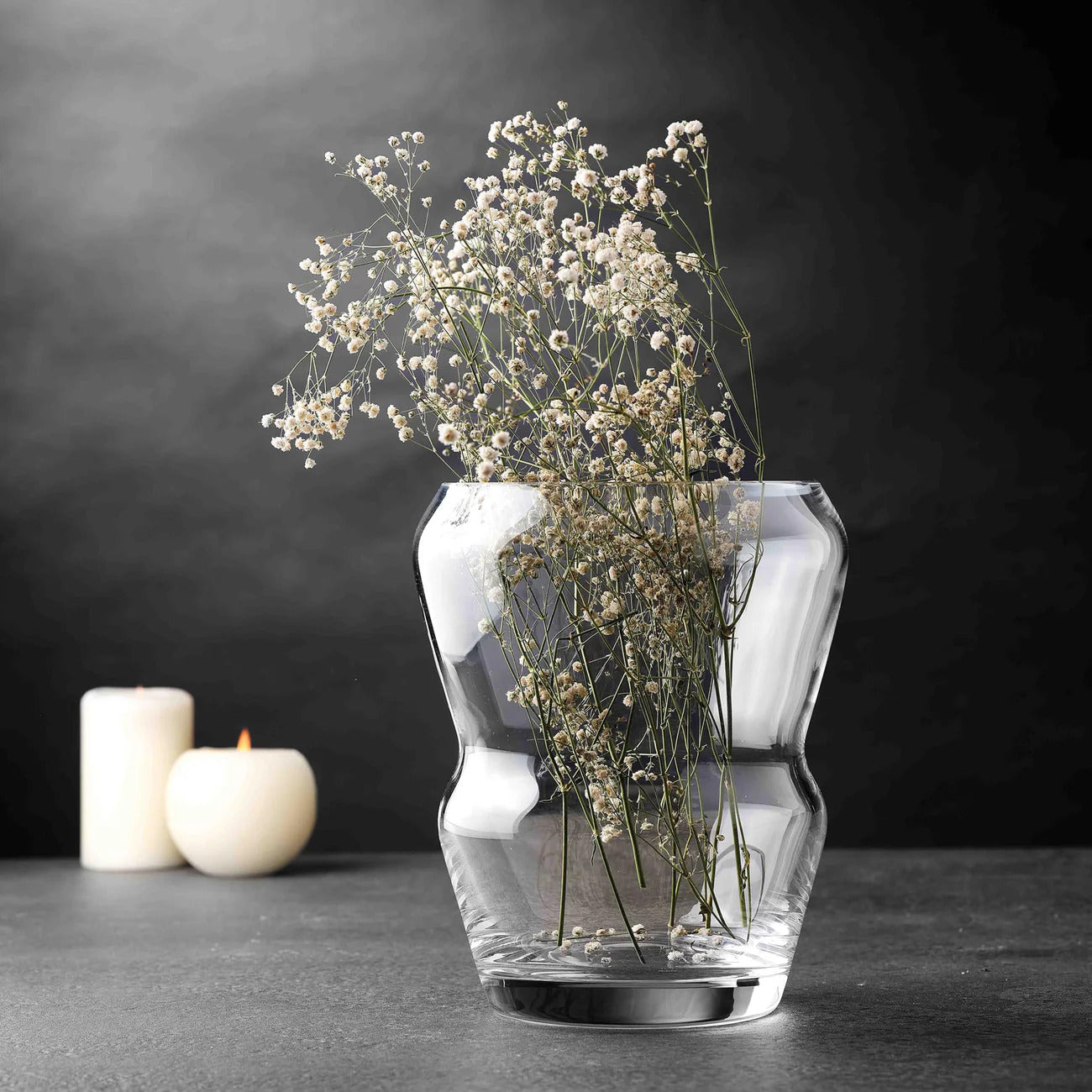 Crystallin Vase als Deko mit Blumen im modernen Wohnraum