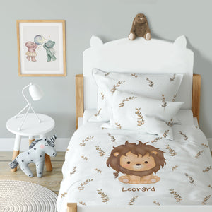 Kinderzimmer mit Bettwäsche „Der kleine Löwe", Löwen-Motiv mit Eukalyptus in Grün