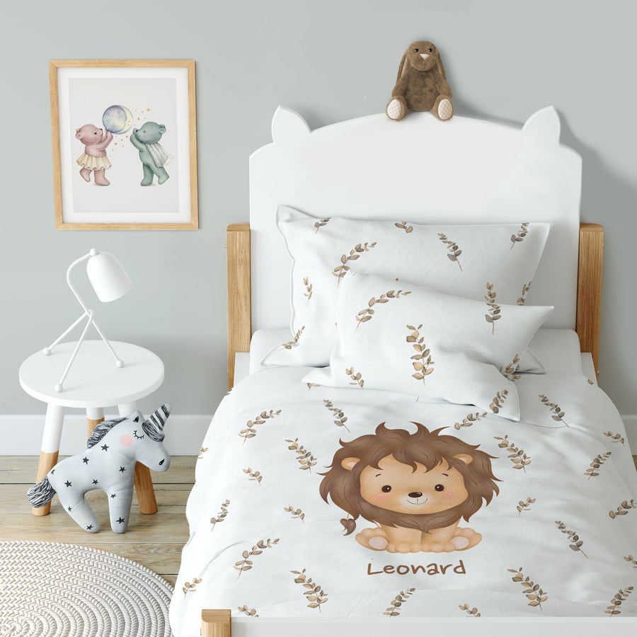 Kinderzimmer mit Bettwäsche „Der kleine Löwe", Löwen-Motiv mit Eukalyptus in Grün