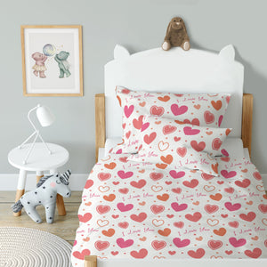 Kinderbett mit Herzchen-Bettwäsche „I love you" in einem freundlich eingerichteten Kinderzimmer