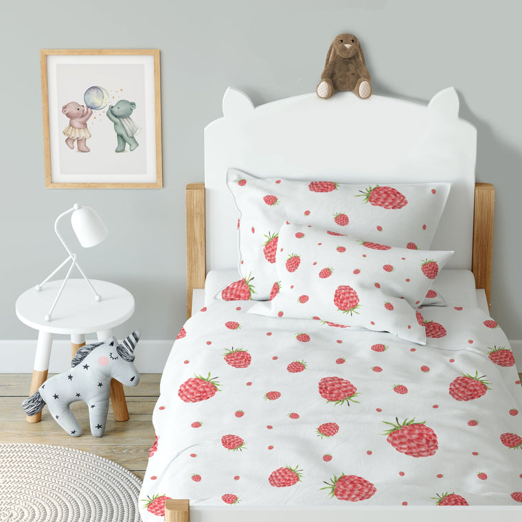 LESLIS Kinderbettwäsche „Himbeeren" – bezogenes Kinderbett in einem eingerichteten Kinderzimmer