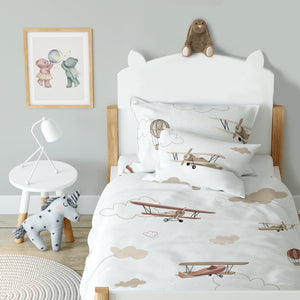 Kinderzimmer mit Bettwäsche „Flugzeuge und Wolken", Flugzeuge und Wolken auf Blau