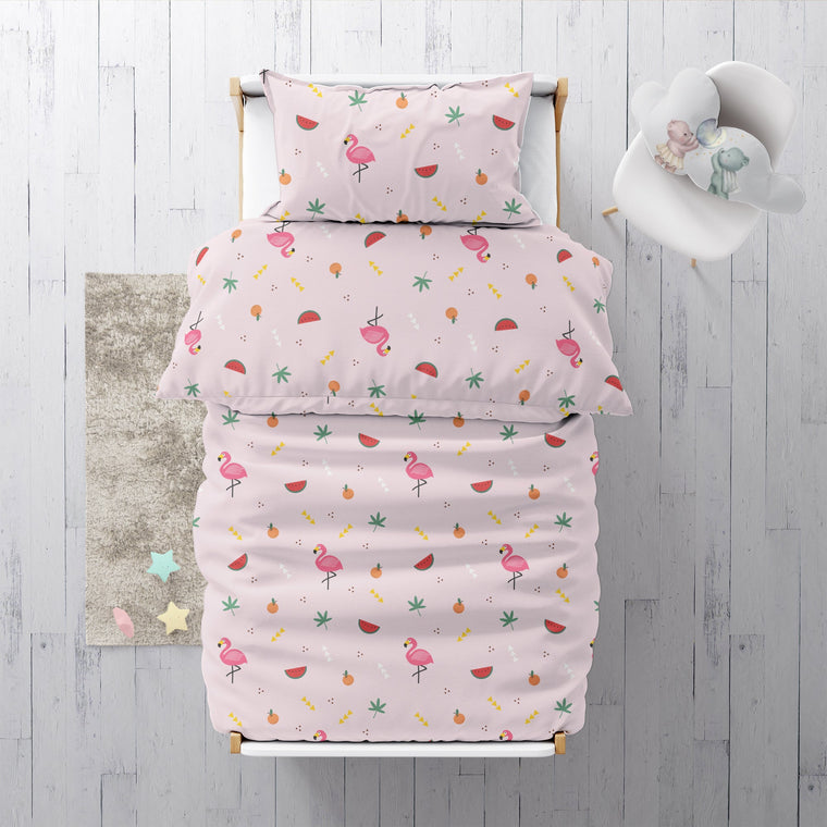 Frisch bezogenes Kinderbett von oben: Flamingo- und Frucht-Motiv „Flamingo" in Rosa