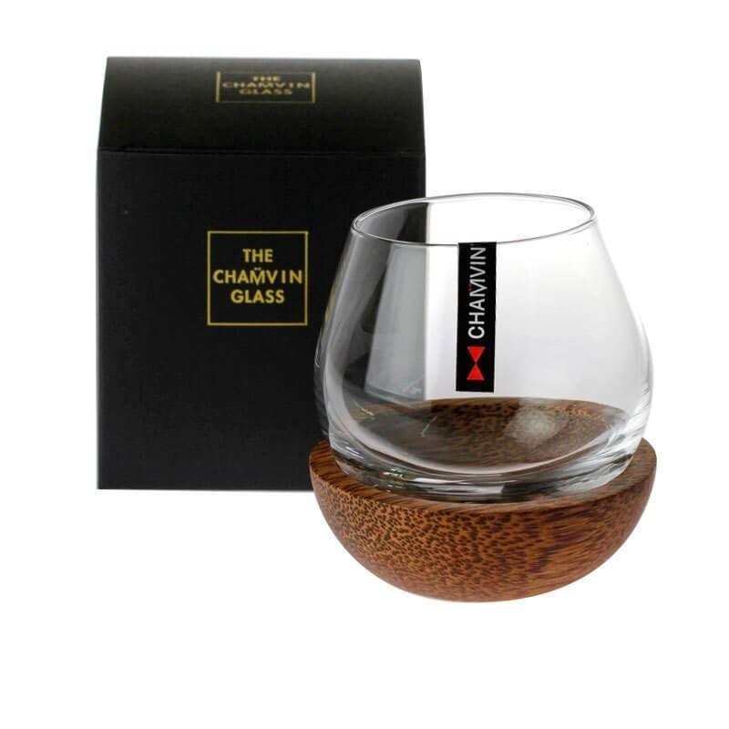 Kristallglas Whiskyglas transparent mit dekorativem Holzsockel