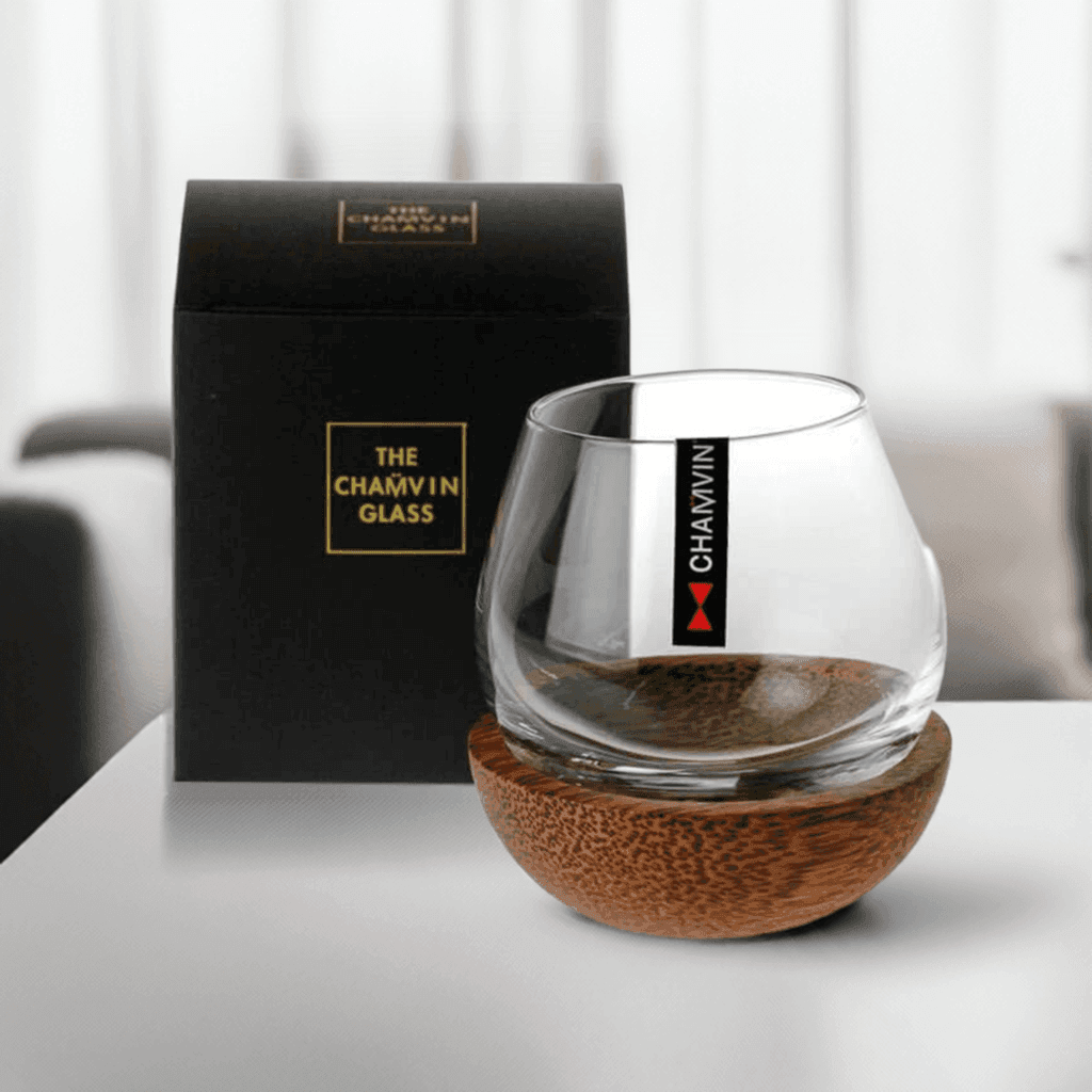 Elegantes Cocktail und Bourbon Glas mit Holzuntersetzer im minimalistischen Design