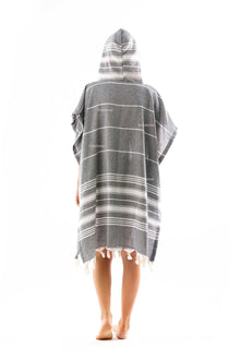 Detailansicht des grauen HELDENA Peshtemal Ponchos aus 100% Baumwolle in Größe S/M