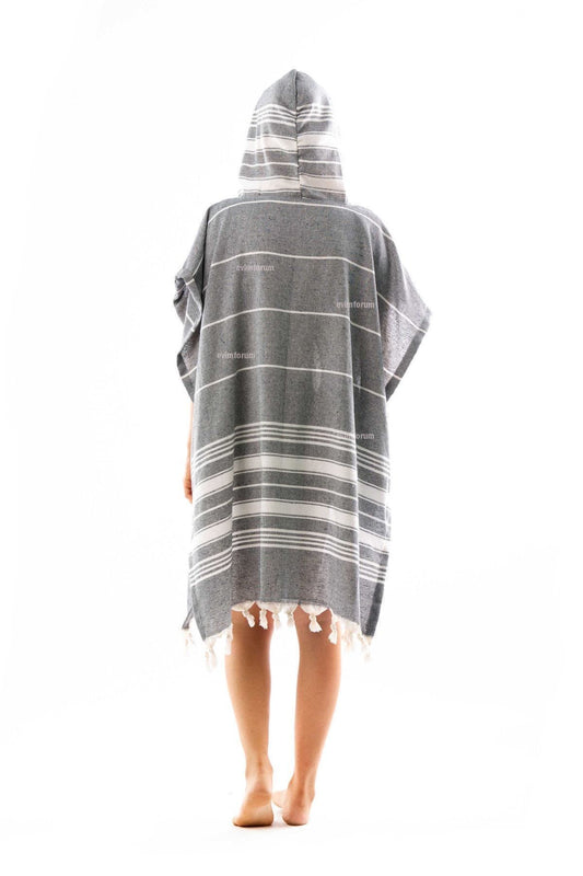 Detailansicht des grauen HELDENA Peshtemal Ponchos aus 100% Baumwolle in Größe S/M