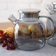 Wilmax Teekanne 950 ml mit Federfilter und mit Edelstahldeckel Grau Thermoglas – Anwendungs- oder Detailansicht; Lieferumfang: 1 Stück