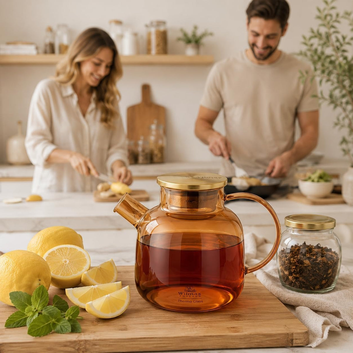 Wilmax Teekanne 1200 ml mit Federfilter und mit Edelstahldeckel Gold Thermoglas – Anwendungs- oder Detailansicht; Lieferumfang: 1 Stück
