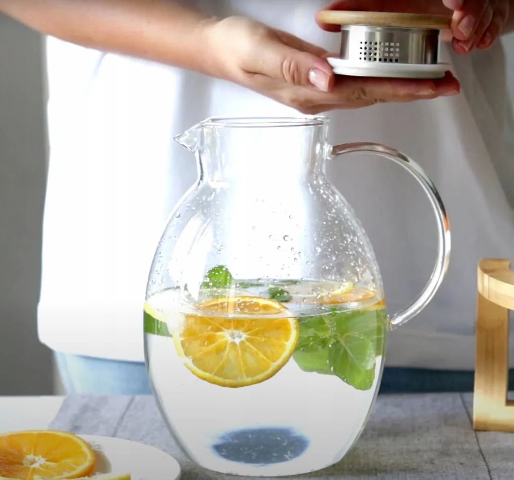 Wilmax Krug 2400 ml mit Bambusdeckel und Filter Transparent Thermoglas – Anwendungs- oder Detailansicht; Lieferumfang: 1 Stück