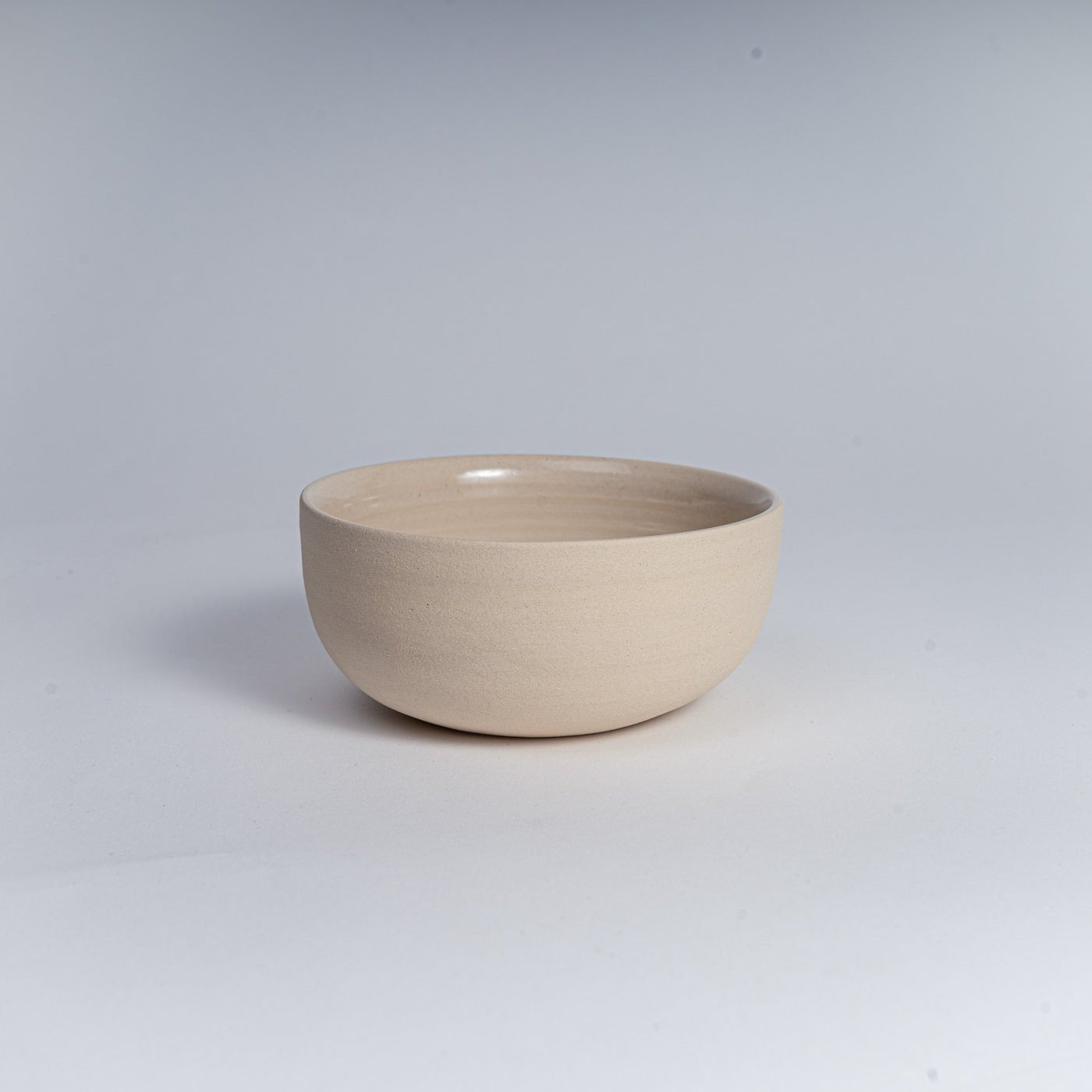 Beige Steinzeug Cappuccino Tasse aus der KUMO Serie – natürlich und handgemacht