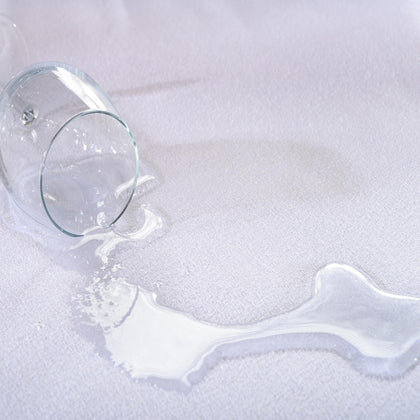 Eckgummi-Befestigung der wasserdichten Matratzenauflage im Detail