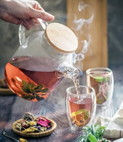 Wilmax Teekanne 1600 ml mit Federfilter und Bambusdeckel Transparent Thermoglas – Anwendungs- oder Detailansicht; Lieferumfang: 1 Stück
