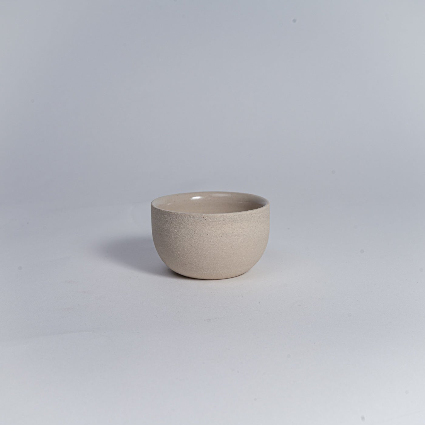 Beige Steinzeug Espressotasse mit matter Außenseite und glasierter Innenfläche