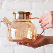 Wilmax Teekanne 950 ml  mit Federfilter und mit Edelstahldeckel Gold Thermoglas – Anwendungs- oder Detailansicht; Lieferumfang: 1 Stück