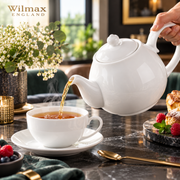 Wilmax Kaffee- und Teekanne mit Ausgusssieb 850 ml Weiß Porzellan – Anwendungs- oder Detailansicht; Lieferumfang: 1 Stück