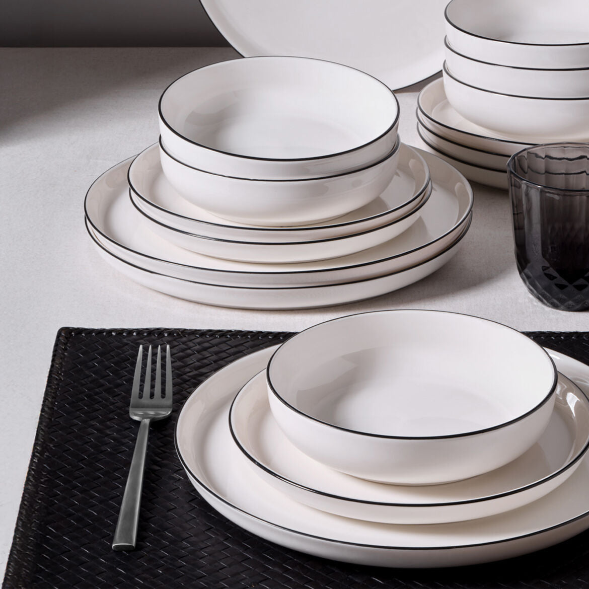 Creme schwarzes Tafelservice für 4 Personen aus Bone Porzellan