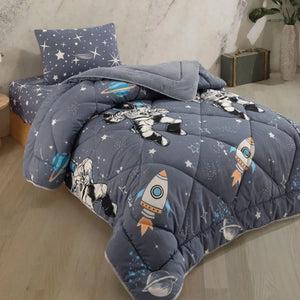 HELDENA Astronaut Kinder-Schlafset auf einem Einzelbett im Kinderzimmer