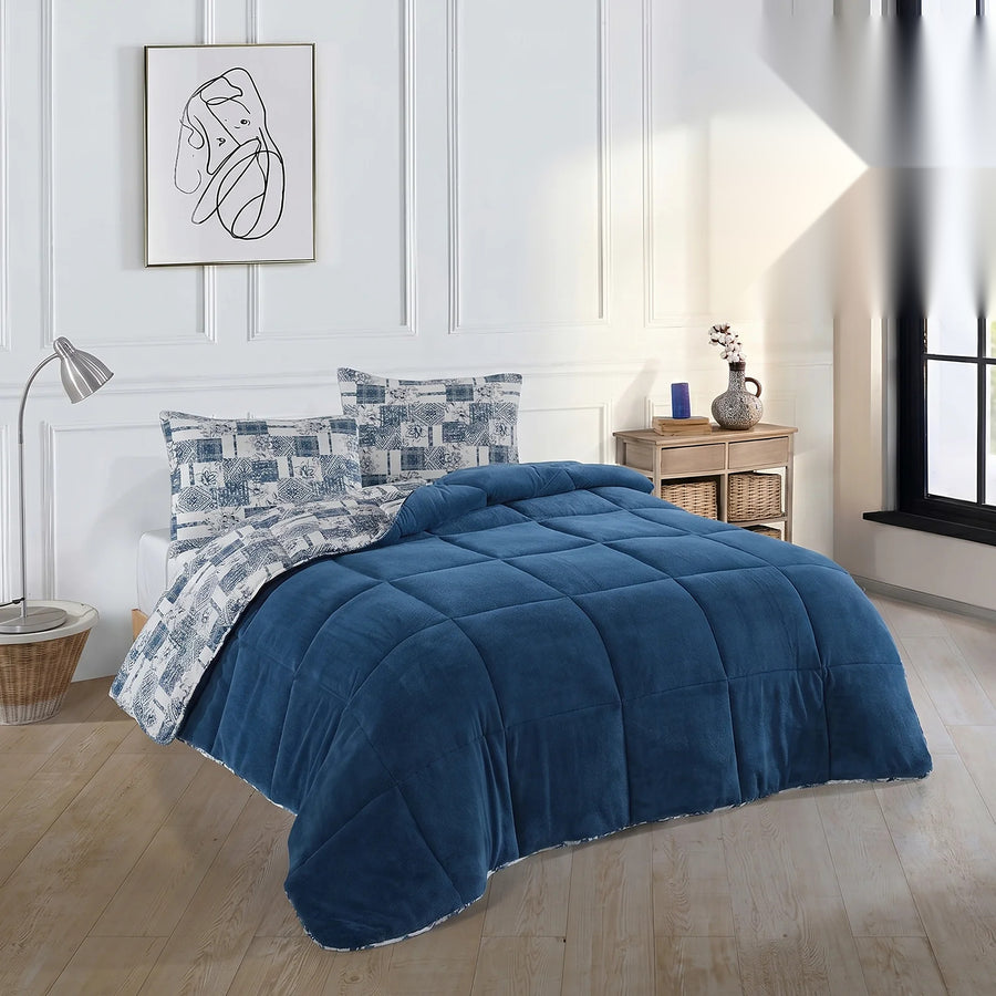 HELDENA Wellsoft Bettdecke Blau auf dem Bett