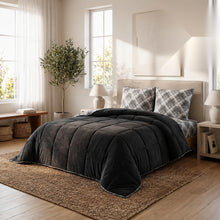HELDENA Wellsoft Bettdecke Schwarz auf dem Bett
