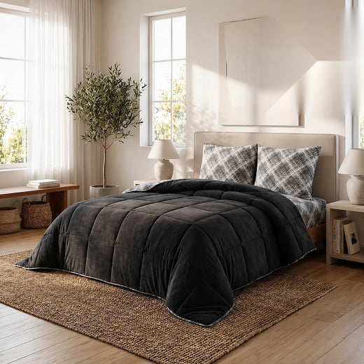 HELDENA Wellsoft Bettdecke Schwarz auf dem Bett