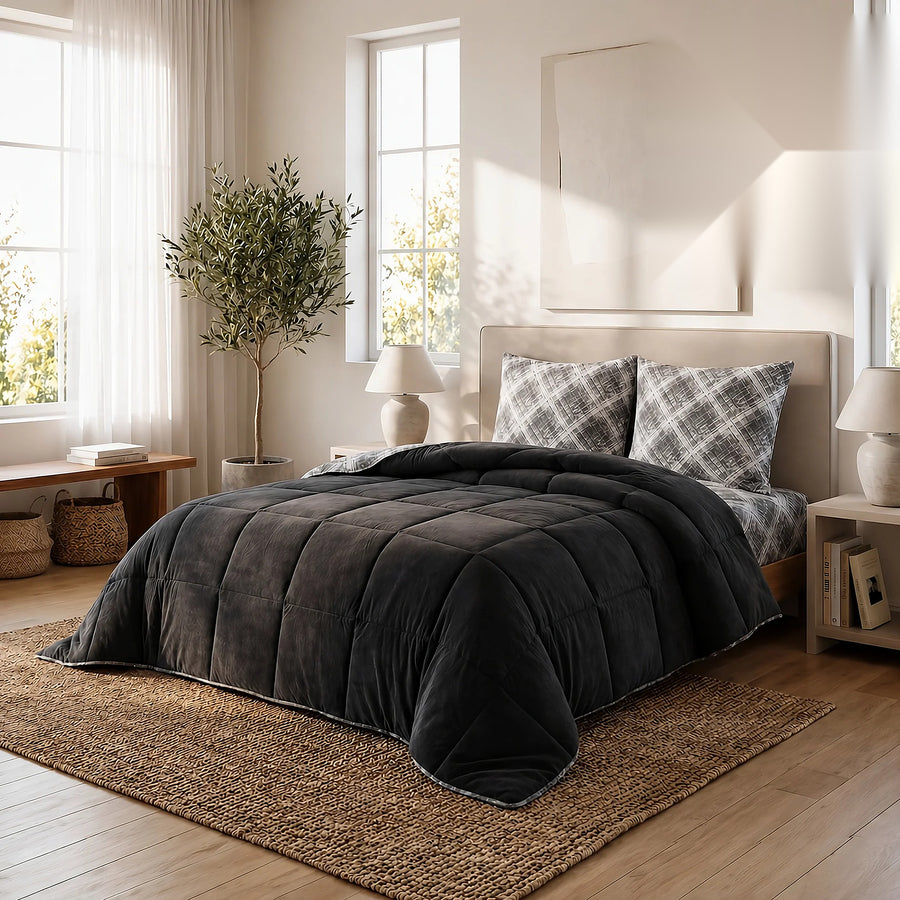 HELDENA Wellsoft Bettdecke Schwarz auf dem Bett