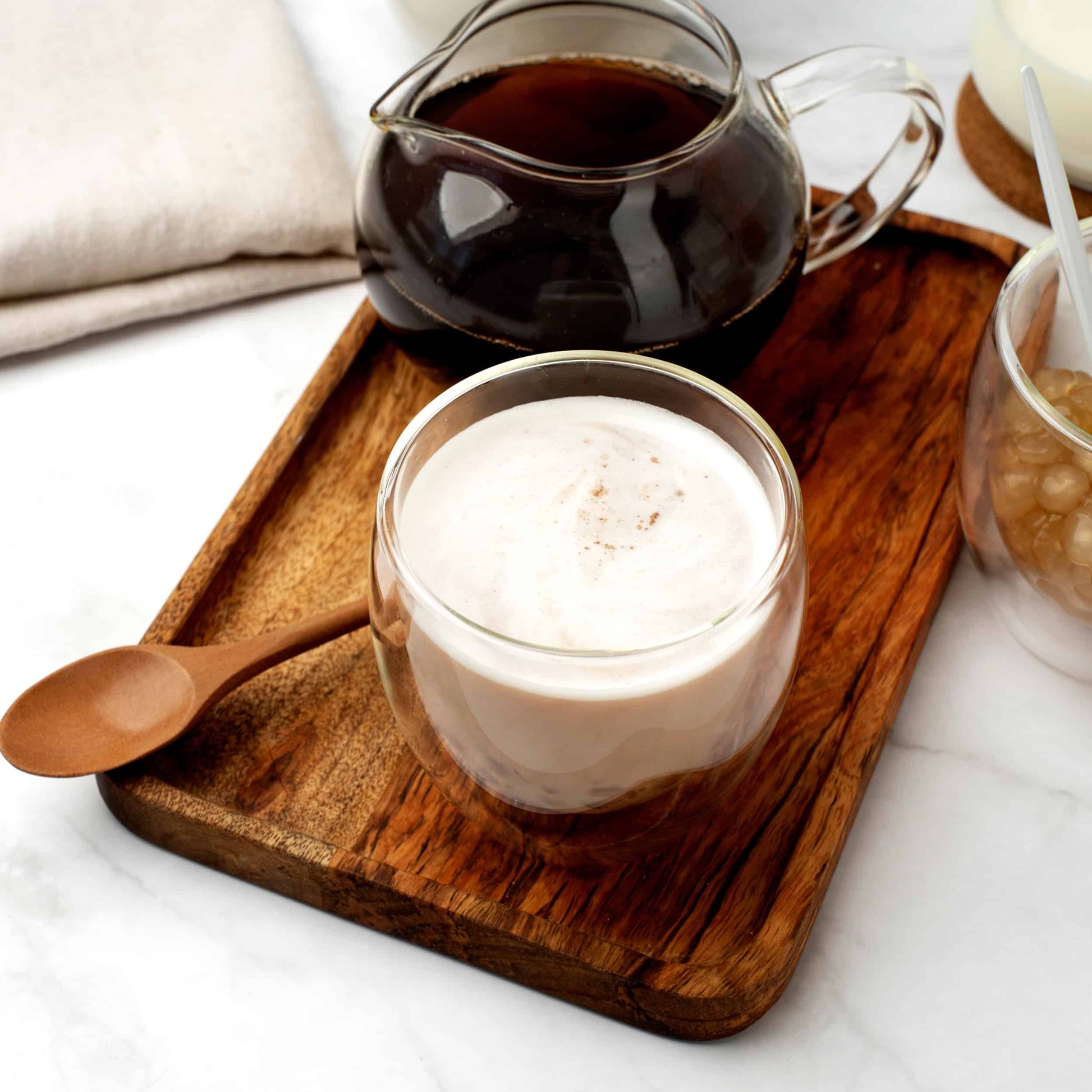 Kaffeeglas doppelwandig Nordic Schiller schwebender Kaffeeinhalt Detailansicht