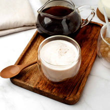Kaffeeglas doppelwandig Nordic Schiller schwebender Kaffeeinhalt Detailansicht