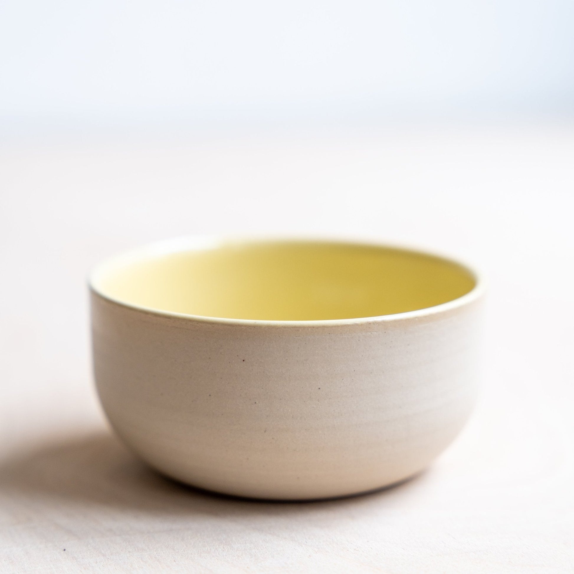 Gelbe Steinzeug Tasse 220 ml mit matter Außenseite aus der KUMO Serie