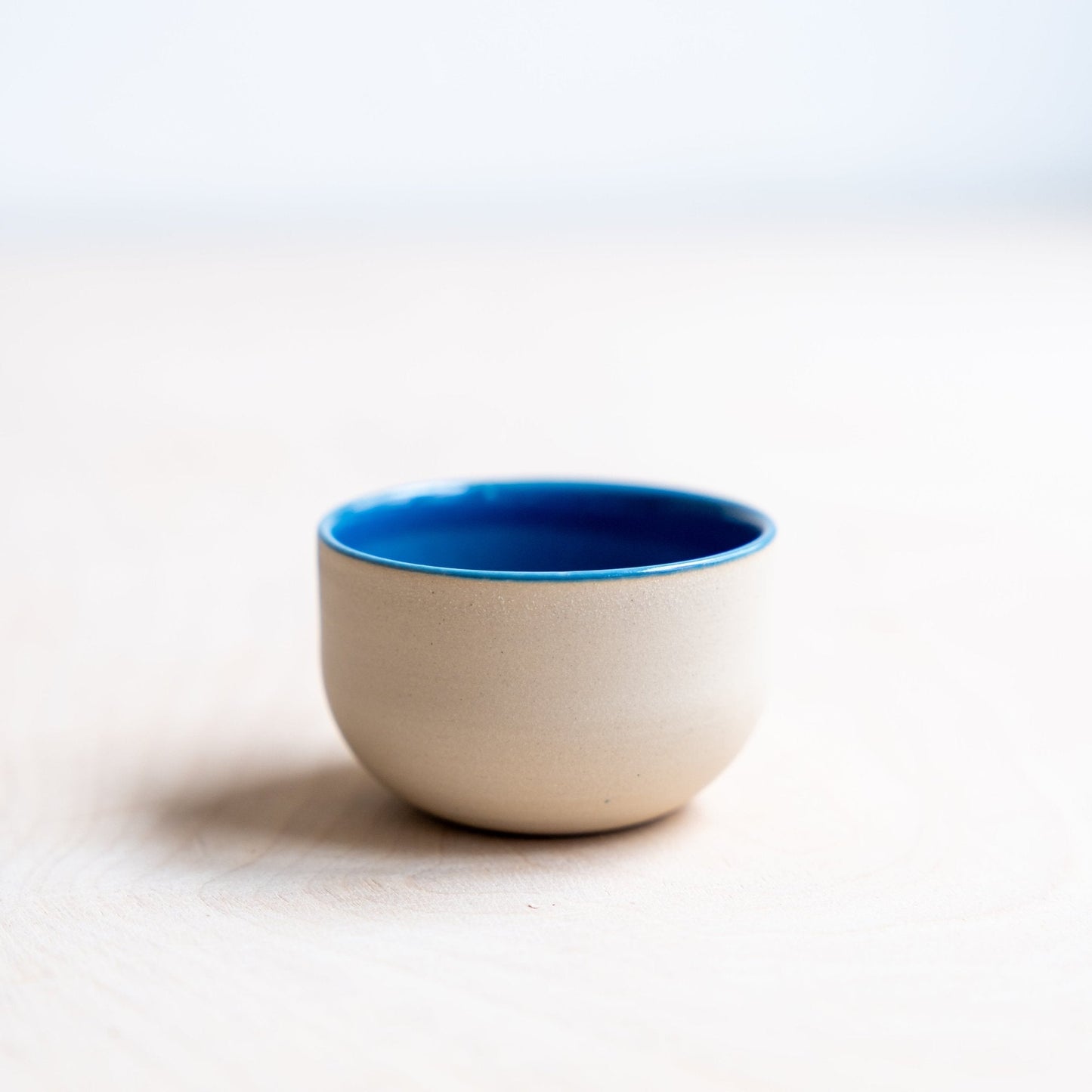 Blaue Steinzeug Espressotasse aus der KUMO Serie mit matter Außenseite