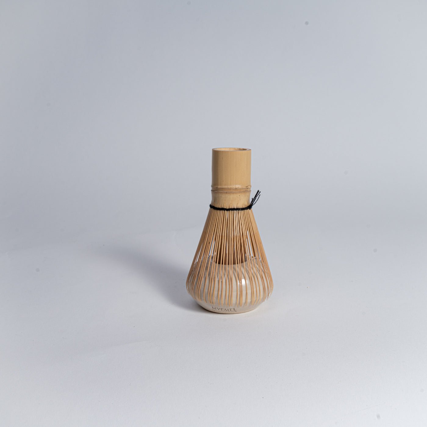 Matcha Besenständer Beige handgemacht – stabil und dekorativ für den Teetisch