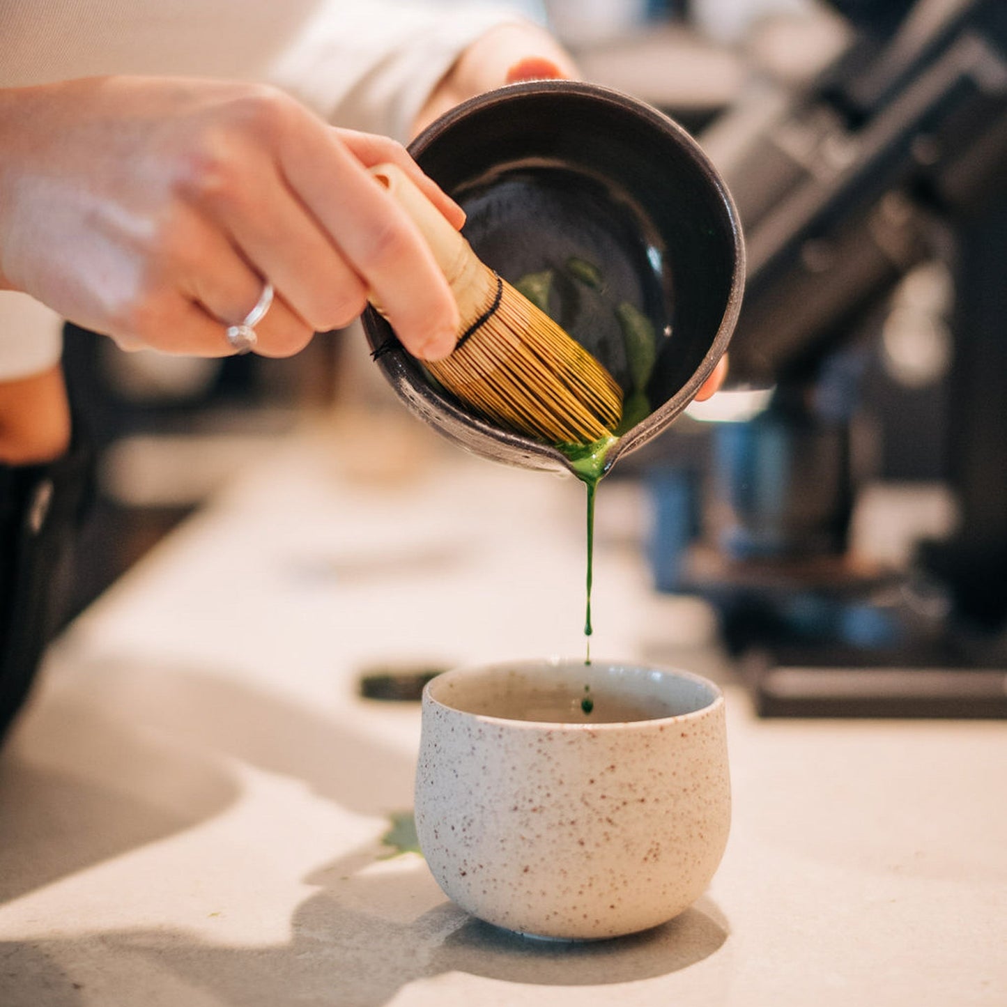 Handgemachte Matcha Schale grau-schwarz für die japanische Teezeremonie