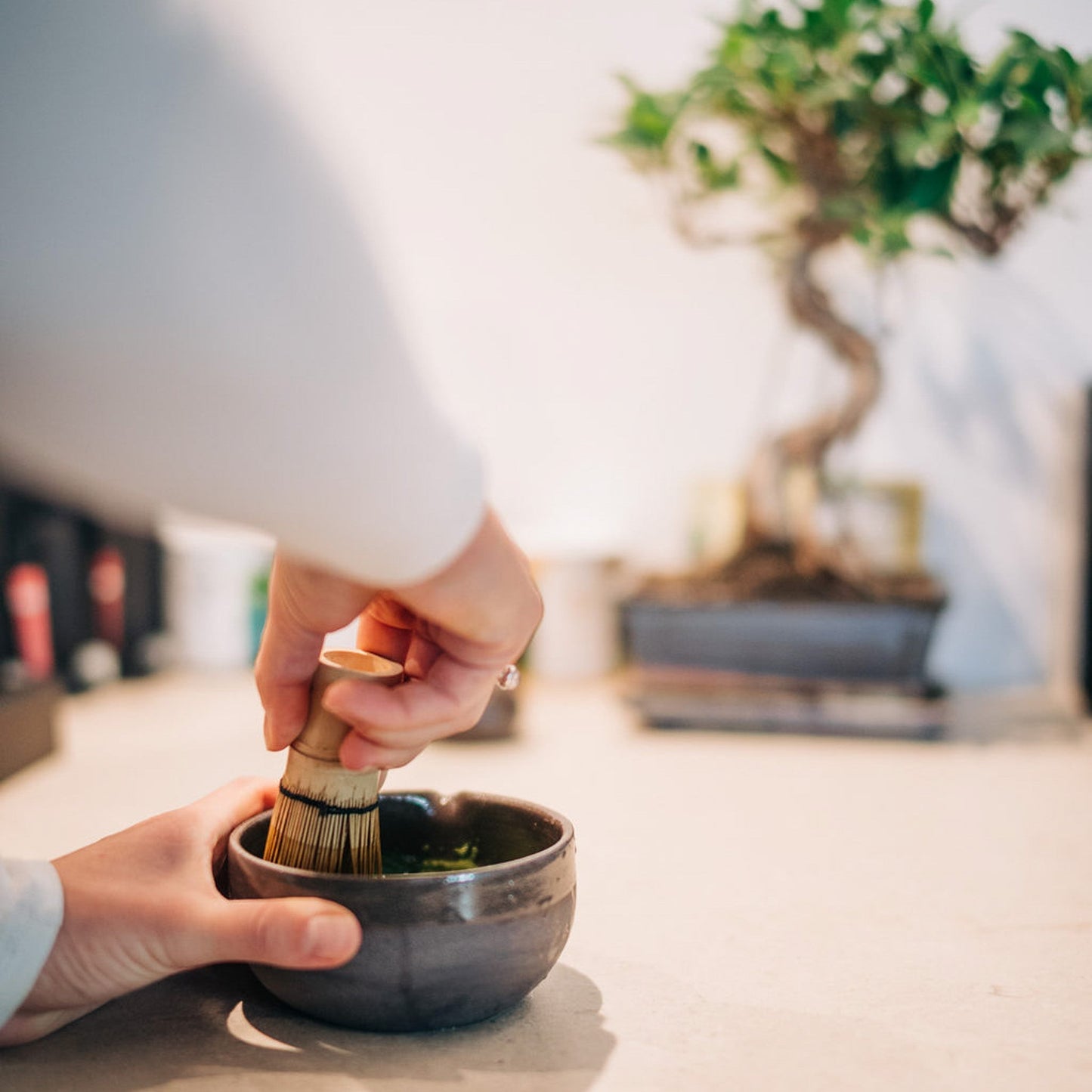 MATCHA Bundle Zubehör grau-schwarz – Chawan Schale und Bambusbesen