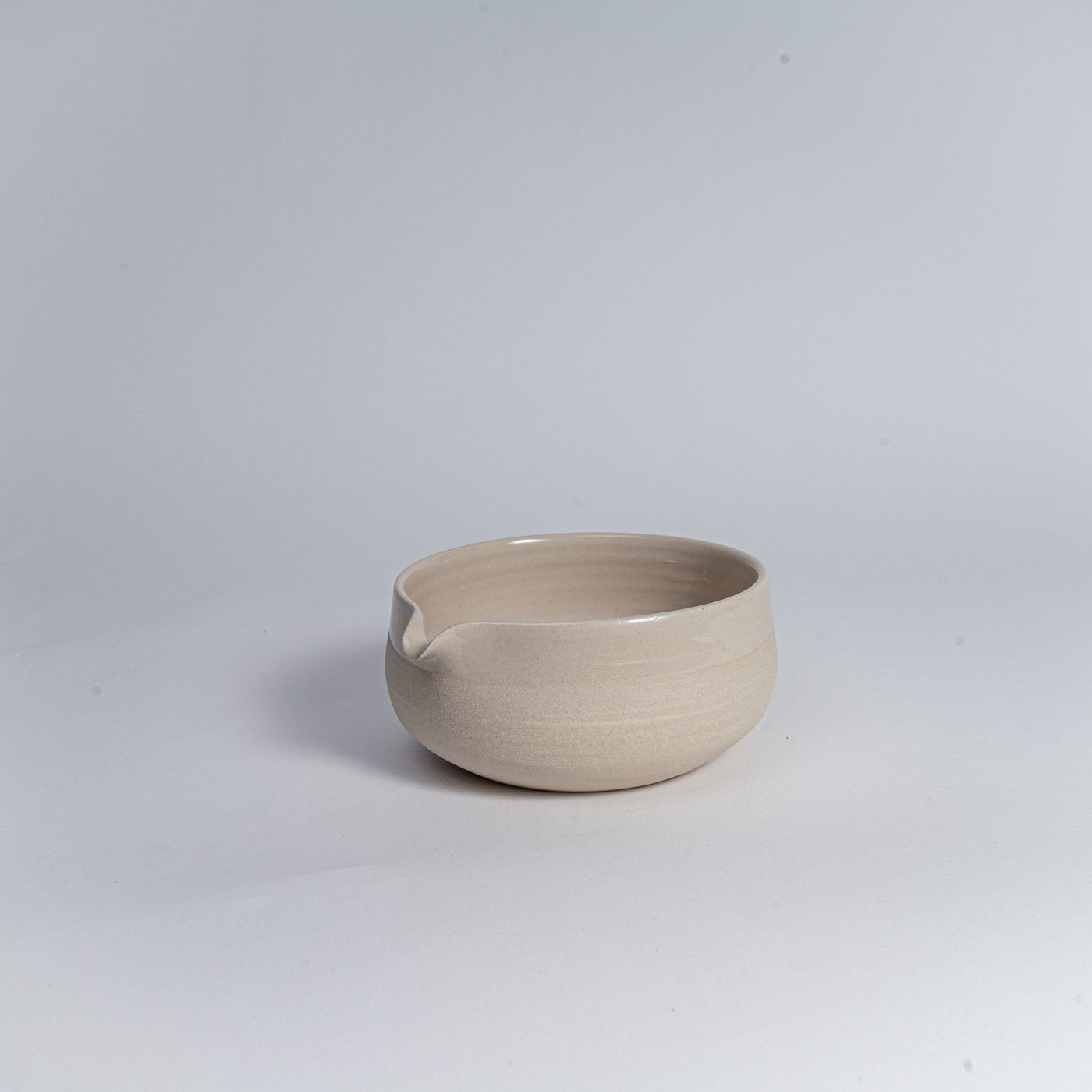 Matcha Schale Beige handgemacht mit Bambusbesen für bewusste Teemomente