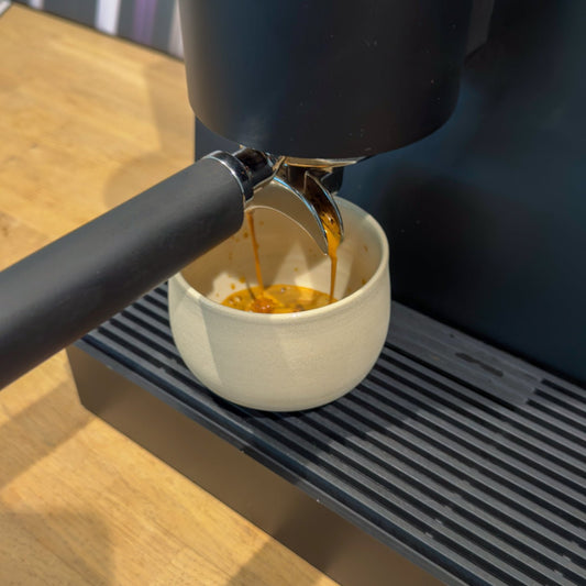 Beige Keramik Teeschale OCHA mit matter Außenseite für Tee und Matchamomente