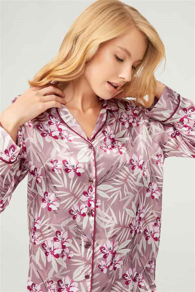 Cottonhill Satin-Pyjama geblümt (Pflaume), Oberteil mit Knopfleiste