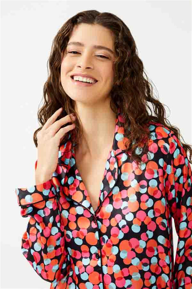 Cottonhill Satin-Pyjama bunt gepunktet, Kragen und Ärmel Detail