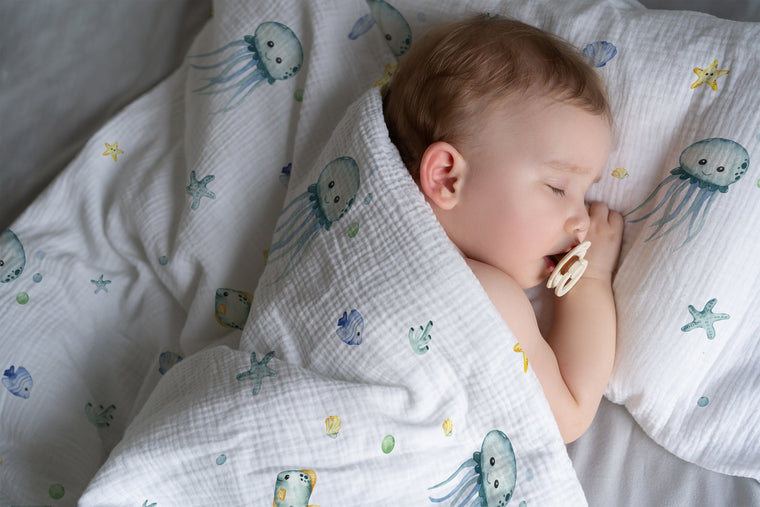 Kind schläft in maritimer Kinderbettwäsche „Kleiner Oktopus" mit Meerestieren in Blau