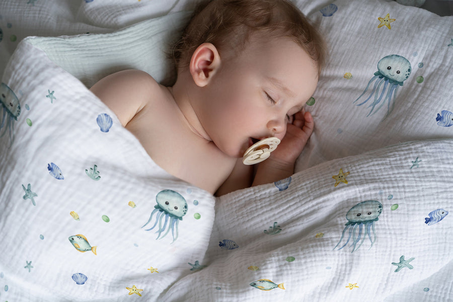 Kind kuschelt sich in die weiche Kinderbettwäsche „Kleiner Oktopus" mit verspieltem Meeres-Design