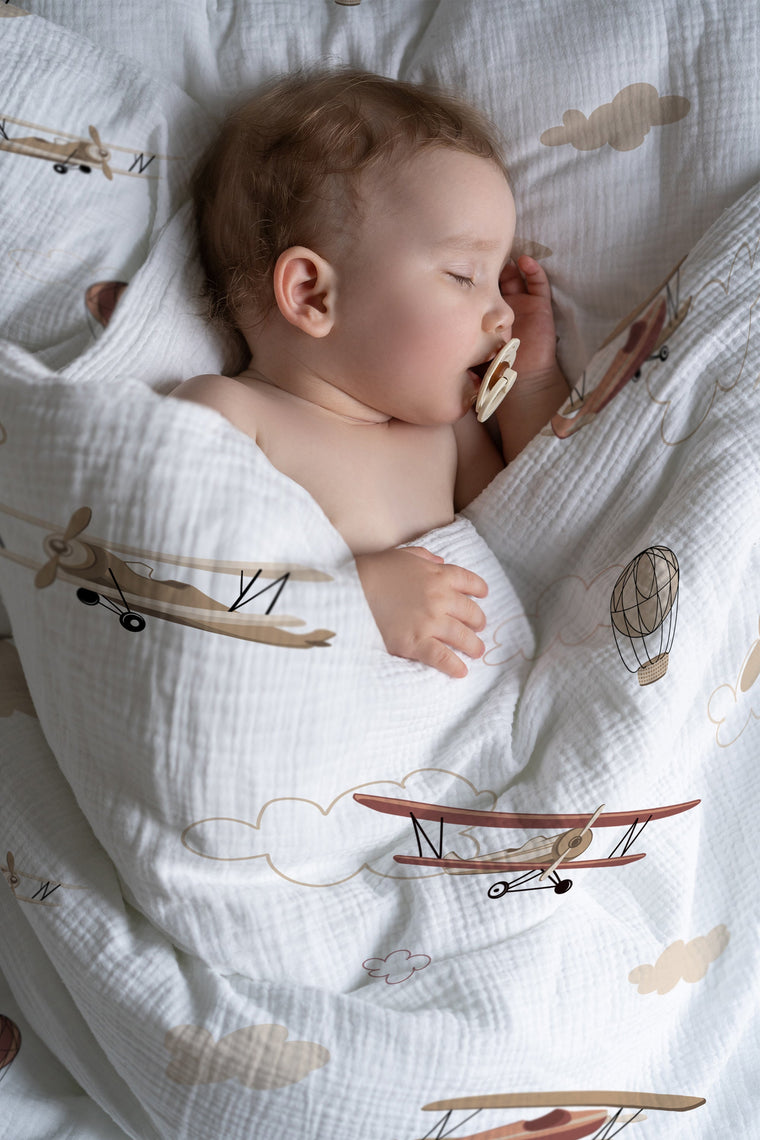 Kind schläft in weicher Kinderbettwäsche „Flugzeuge und Wolken" mit Himmel-Motiv