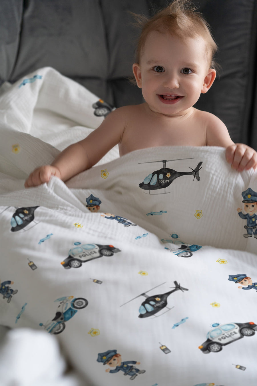 LESLIS Kinderbettwäsche „Polizei" – Kleinkind im Bett, Musteransicht der Bettdecke